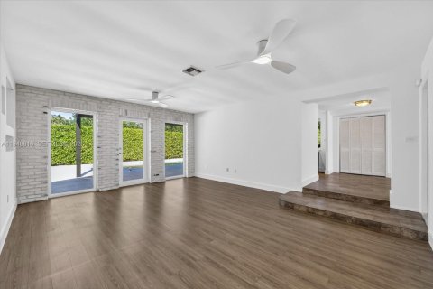 Casa en venta en Miami, Florida, 4 dormitorios, 203.64 m2 № 2006390 - foto 4