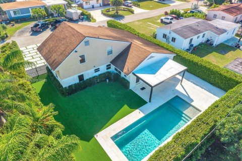 Casa en venta en Miami, Florida, 4 dormitorios, 203.64 m2 № 2006390 - foto 29