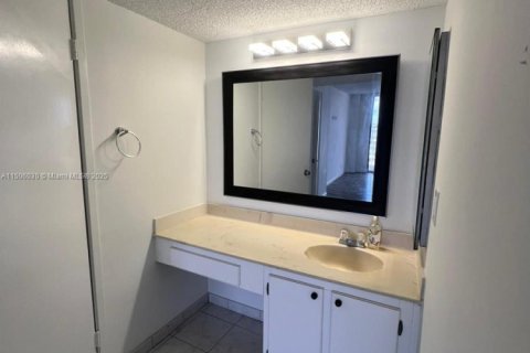 Condominio en venta en Sunny Isles Beach, Florida, 2 dormitorios, 115.2 m2 № 1710352 - foto 17