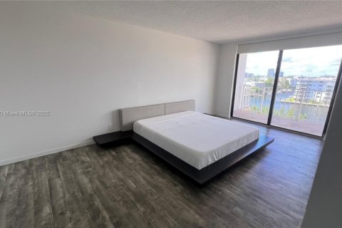 Condominio en venta en Sunny Isles Beach, Florida, 2 dormitorios, 115.2 m2 № 1710352 - foto 24