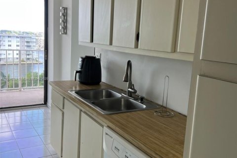 Condominio en venta en Sunny Isles Beach, Florida, 2 dormitorios, 115.2 m2 № 1710352 - foto 22