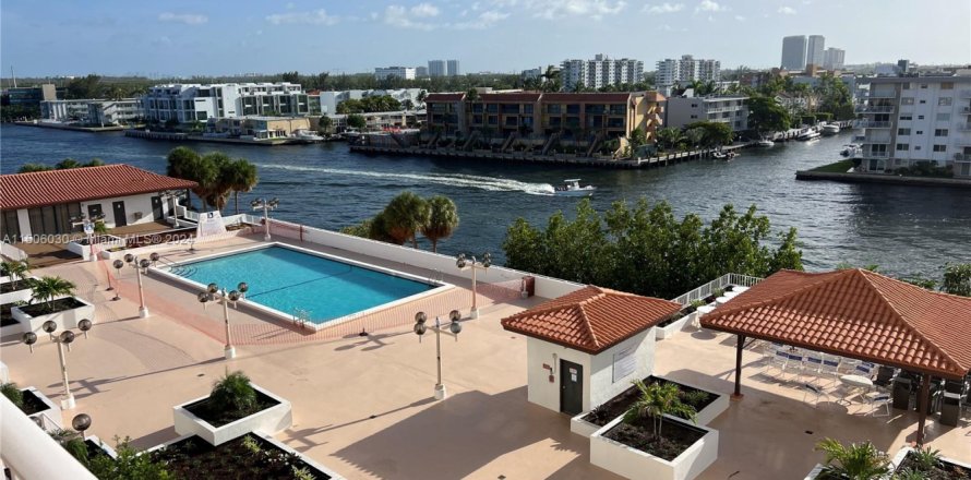 Condominio en Sunny Isles Beach, Florida, 2 dormitorios  № 1710352