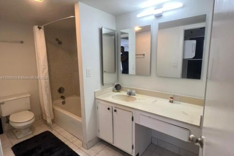Condominio en venta en Sunny Isles Beach, Florida, 2 dormitorios, 115.2 m2 № 1710352 - foto 15
