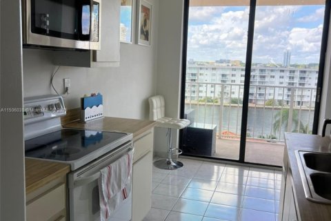 Condominio en venta en Sunny Isles Beach, Florida, 2 dormitorios, 115.2 m2 № 1710352 - foto 21