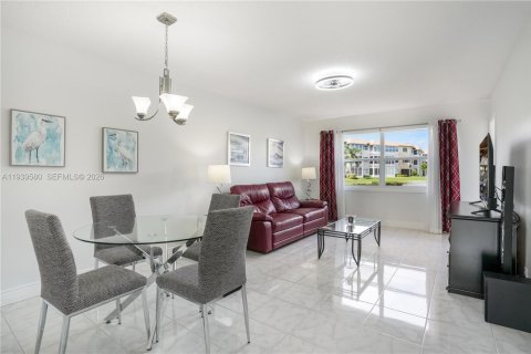 Кондоминиум с 1 спальней в Лодердейл-Лейкс, Флорида № 1996986