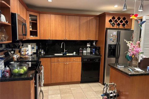 Townhouse in Miami, Florida 3 bedrooms № 2041829 - photo 4