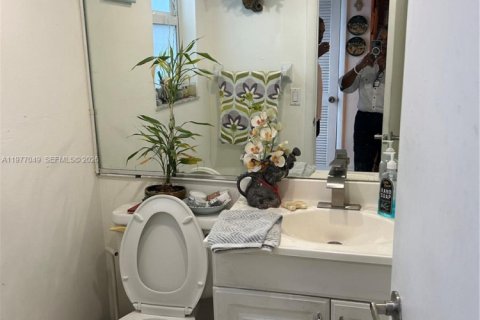 Townhouse in Miami, Florida 3 bedrooms № 2041829 - photo 5