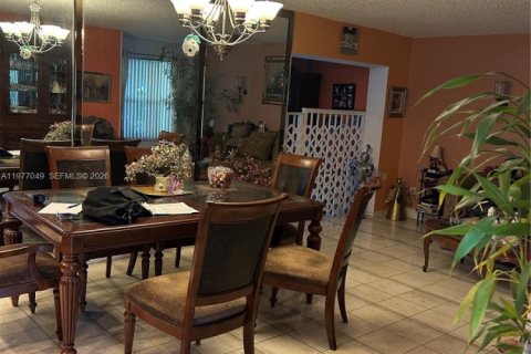 Townhouse in Miami, Florida 3 bedrooms № 2041829 - photo 2