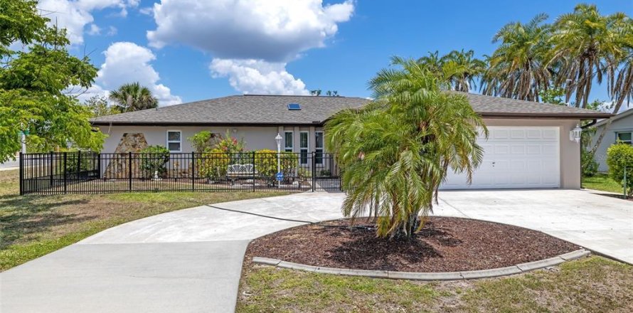 Casa en Port Charlotte, Florida 3 dormitorios, 196.95 m2 № 2132153
