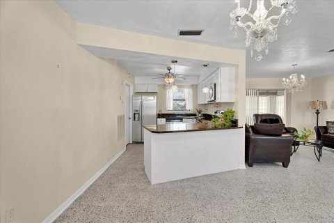 House in Deltona, Florida 2 bedrooms, 115.85 sq.m. № 1866466 - photo 14