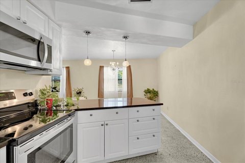 House in Deltona, Florida 2 bedrooms, 115.85 sq.m. № 1866466 - photo 12