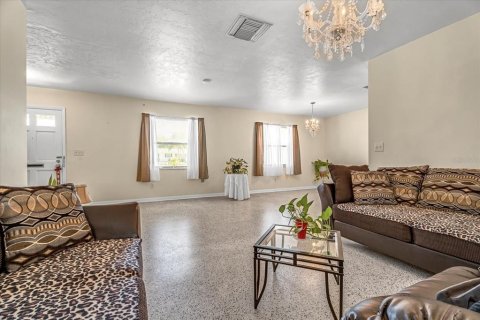 House in Deltona, Florida 2 bedrooms, 115.85 sq.m. № 1866466 - photo 20