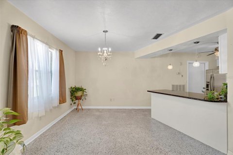 House in Deltona, Florida 2 bedrooms, 115.85 sq.m. № 1866466 - photo 13