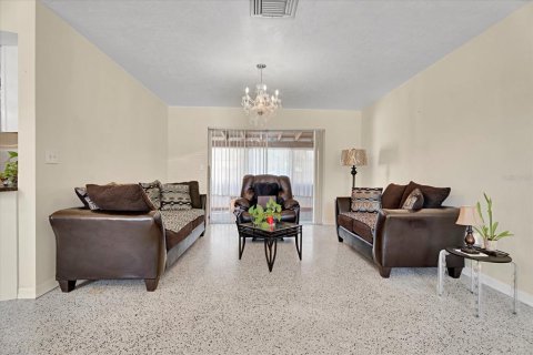 House in Deltona, Florida 2 bedrooms, 115.85 sq.m. № 1866466 - photo 18
