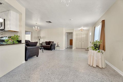 House in Deltona, Florida 2 bedrooms, 115.85 sq.m. № 1866466 - photo 15