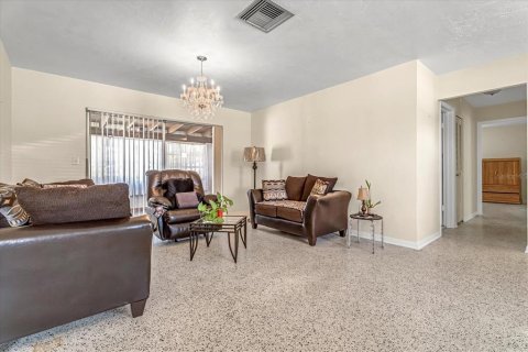 House in Deltona, Florida 2 bedrooms, 115.85 sq.m. № 1866466 - photo 17