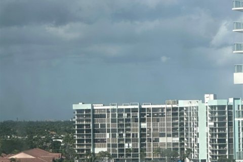 Condo in Hallandale Beach, Florida, 2 bedrooms  № 860514 - photo 1