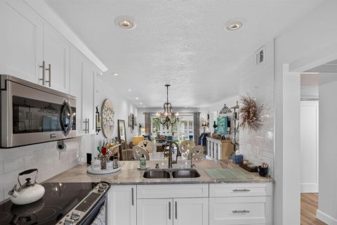 Condo in Coconut Creek, Florida, 2 bedrooms  № 2173383 - photo 2