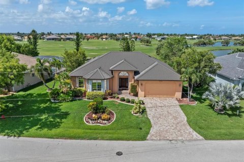 House in Punta Gorda, Florida 3 bedrooms, 248.42 sq.m. № 2110389