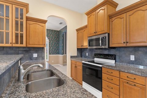 House in Punta Gorda, Florida 3 bedrooms, 248.42 sq.m. № 2110389 - photo 17