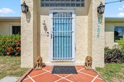 House in Port Charlotte, Florida 3 bedrooms, 125.42 sq.m. № 1899743 - photo 6