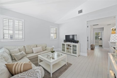 Снять в аренду квартиру в Майами-Бич, Флорида 2 спальни, 80.17м2, № 1958775 - фото 2