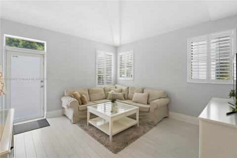Снять в аренду квартиру в Майами-Бич, Флорида 2 спальни, 80.17м2, № 1958775 - фото 3