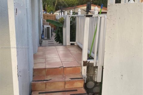 Commercial property in Miami, Florida 145.95 sq.m. № 1952588 - photo 2