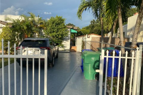 Commercial property in Miami, Florida 145.95 sq.m. № 1952588 - photo 1