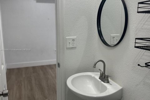 Commercial property in Miami, Florida 145.95 sq.m. № 1952588 - photo 13