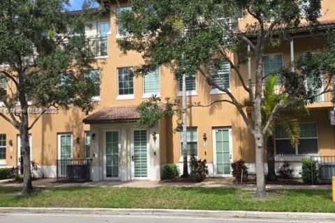 Townhouse in Pembroke Pines, Florida 2 bedrooms, 154.4 sq.m. № 1920427 - photo 2