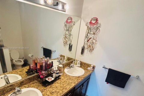 Townhouse in Pembroke Pines, Florida 2 bedrooms, 154.4 sq.m. № 1920427 - photo 16