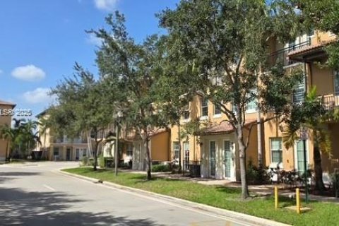 Townhouse in Pembroke Pines, Florida 2 bedrooms, 154.4 sq.m. № 1920427 - photo 4