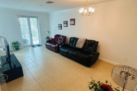 Townhouse in Pembroke Pines, Florida 2 bedrooms, 154.4 sq.m. № 1920427 - photo 13