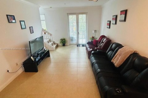 Townhouse in Pembroke Pines, Florida 2 bedrooms, 154.4 sq.m. № 1920427 - photo 12