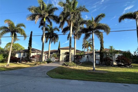 House in Plantation, Florida 6 bedrooms, 343.74 sq.m. № 2270679