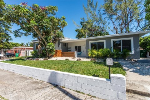 Propiedad comercial en Miami, Florida 216.56 m2 № 2153303