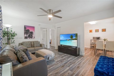 Casa en alquiler en Miami, Florida, 2 dormitorios, 455.59 m2 № 2010482 - foto 4