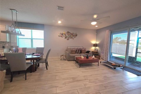 House in Orange City, Florida 3 bedrooms, 184.23 sq.m. № 2234463 - photo 7