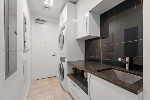 Condo in Miami Beach, Florida, 3 bedrooms  № 1881970 - photo 29