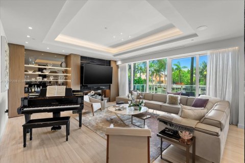 Condo in Miami Beach, Florida, 3 bedrooms  № 1881970 - photo 1