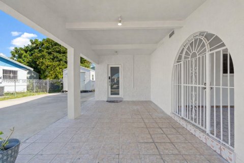 Купить виллу или дом в Хомстед, Флорида 4 спальни, 149.57м2, № 1996401 - фото 4