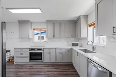 Купить виллу или дом в Хомстед, Флорида 4 спальни, 149.57м2, № 1996401 - фото 12