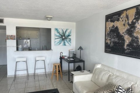 Condo in Miami Beach, Florida, 1 bedroom  № 1891753 - photo 2