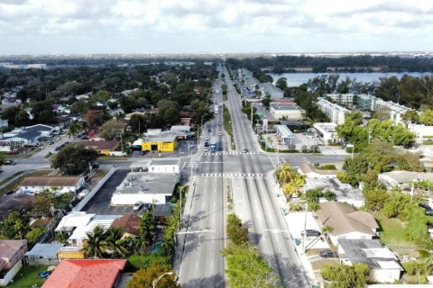 Propiedad comercial en venta en Miami, Florida № 1770723 - foto 10