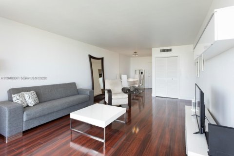 Condo in Miami Beach, Florida, 1 bedroom  № 2004675 - photo 5