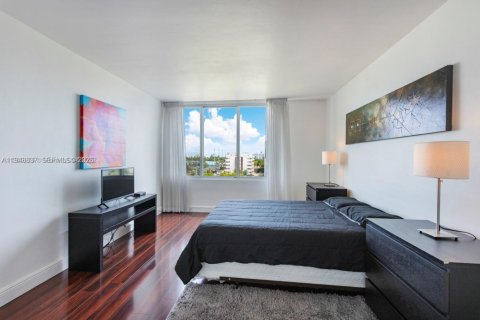 Condo in Miami Beach, Florida, 1 bedroom  № 2004675 - photo 11