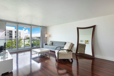 Condo in Miami Beach, Florida, 1 bedroom  № 2004675 - photo 2