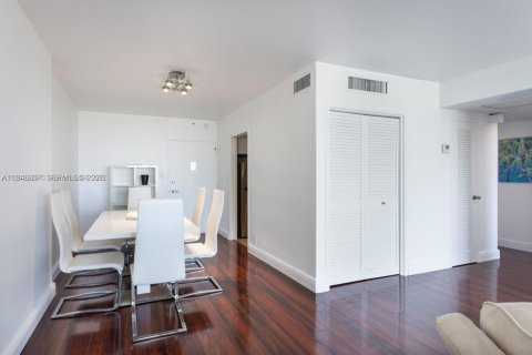 Condo in Miami Beach, Florida, 1 bedroom  № 2004675 - photo 4