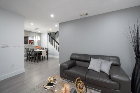 Touwnhouse à vendre à Miami, Floride: 3 chambres, 171.68 m2 № 1949005 - photo 6